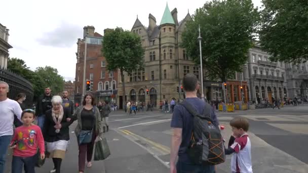 Voetgangers Het Centrum Van Dublin — Stockvideo