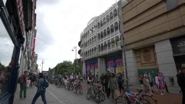 Bicicletas Amarradas Uma Rua Comercial — Vídeo de Stock