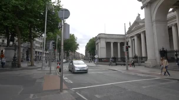 Táxis Condução Perto Grande Edifício — Vídeo de Stock