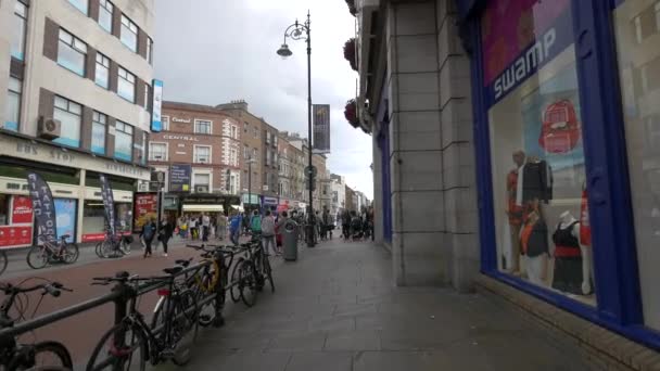 Bicicletas Amarradas Pessoas Uma Rua Comercial — Vídeo de Stock