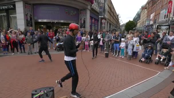 Breakdancers Entretendo Público — Vídeo de Stock