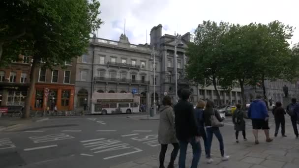 Caminhando College Green Dublin — Vídeo de Stock