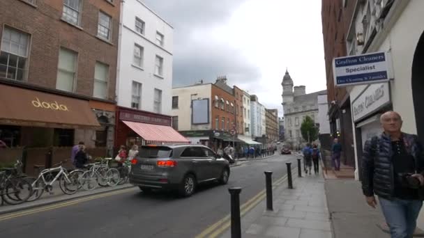 Ein Schmaler Bürgersteig Einer Straße — Stockvideo