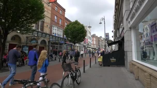 Sebuah Daerah Perbelanjaan Pejalan Kaki Dengan Trotoar Merah — Stok Video
