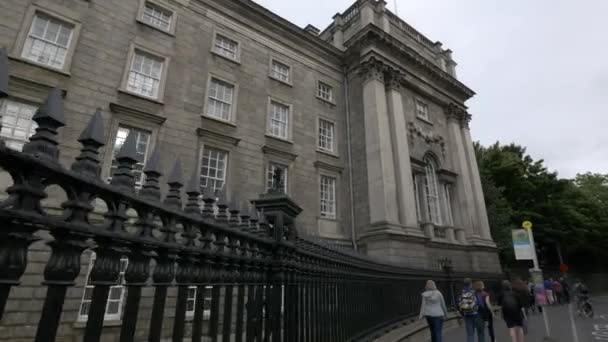 Séta Trinity College Közelében Dublinban — Stock videók