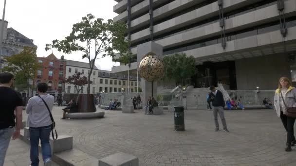 Monumento Pelota Oro Junto Edificio — Vídeos de Stock