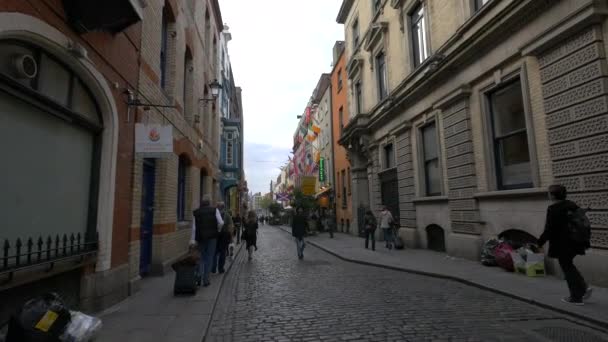 Stadsgata Med Tegelsten Trottoar — Stockvideo