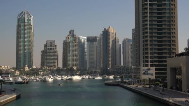 Dubai Marina Com Barcos Arranha Céus — Vídeo de Stock