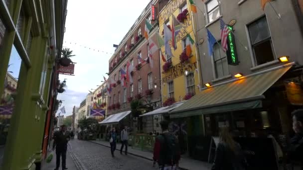 Los Edificios Una Pequeña Calle — Vídeos de Stock