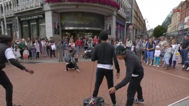 Utcai Táncosok Szórakoztatják Embereket Utcán — Stock videók