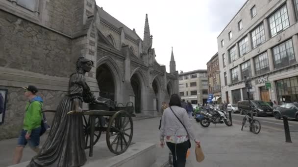 Gente Cerca Una Iglesia Dublín — Vídeos de Stock