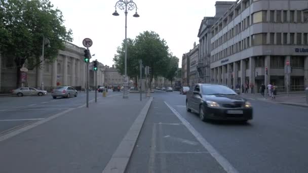 Tráfico Callejero Una Calle Dublín — Vídeos de Stock