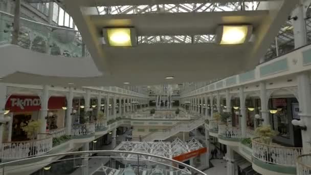 从楼梯上看到的购物中心内部 — 图库视频影像