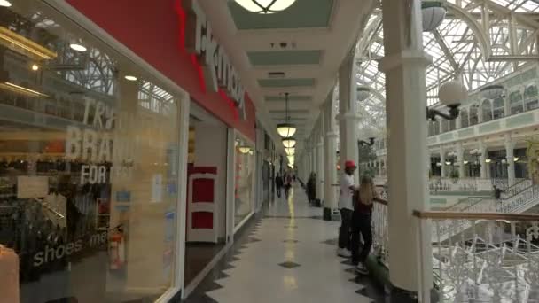 ショッピングセンターの中を歩く人々 — ストック動画
