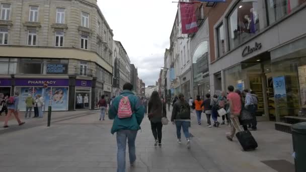Άνθρωποι Περπατούν Έναν Εμπορικό Δρόμο — Αρχείο Βίντεο