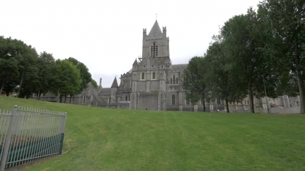 Césped Verde Junto Una Catedral Piedra — Vídeos de Stock