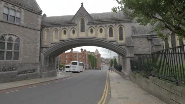 Uma Calçada Sob Uma Ponte Pedra Dublin — Vídeo de Stock