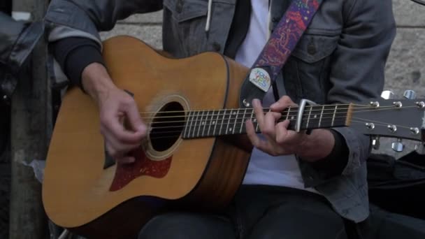 Suonare Una Chitarra Acustica Una Strada — Video Stock