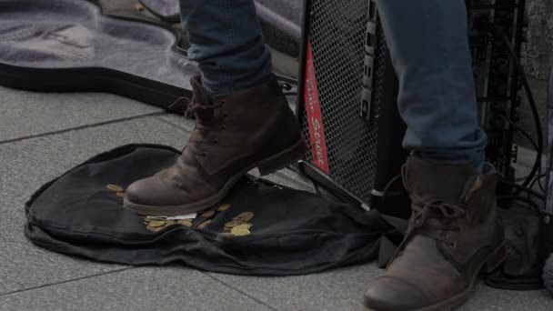 Primer Plano Las Botas Músico Callejero — Vídeos de Stock