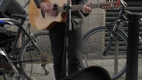 Tilt Van Een Man Zingen Een Straat — Stockvideo