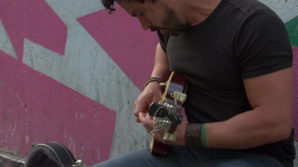 Чоловік Грає Гітарі — стокове відео