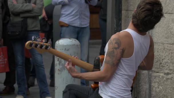 Músico Rua Apresentando — Vídeo de Stock