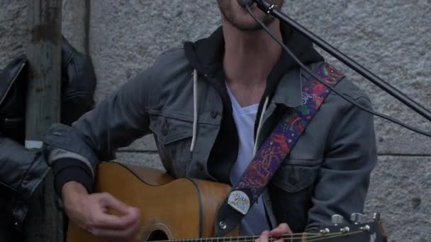 Hombre Tocando Una Guitarra Acústica — Vídeos de Stock