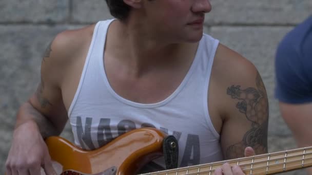 Ung Mann Som Spiller Bassgitar – stockvideo