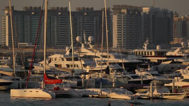 Ukotvené Lodě Dubai Marina Při Západu Slunce — Stock video