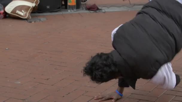 Вуличний Танцюрист Грає Тротуарі — стокове відео