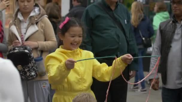 Çocuklar Dev Sabun Balonları Yapıyorlar — Stok video