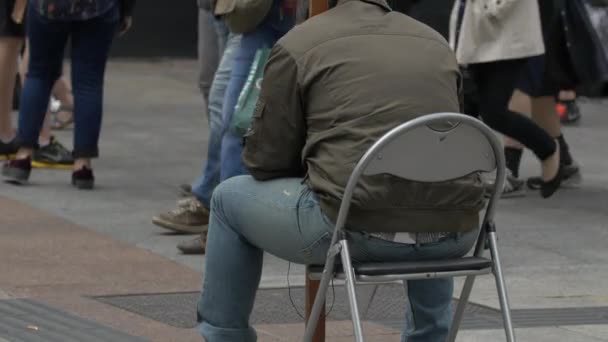 Homem Sentado Numa Cadeira — Vídeo de Stock