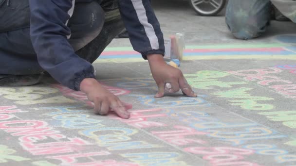 Écrire Sur Trottoir Avec Craie Colorée — Video