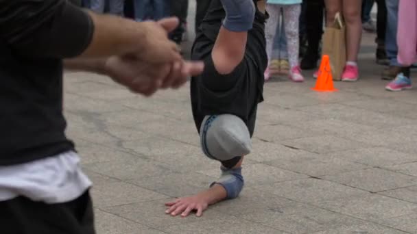 Ein Mann Der Vor Menschen Breakdance Macht — Stockvideo