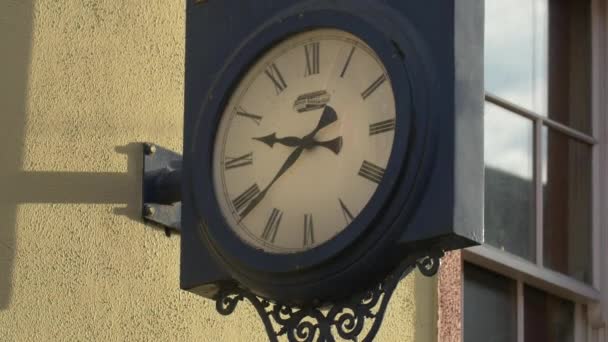 Auld Dubliner Outdoor Clock Dublin — Stock Video