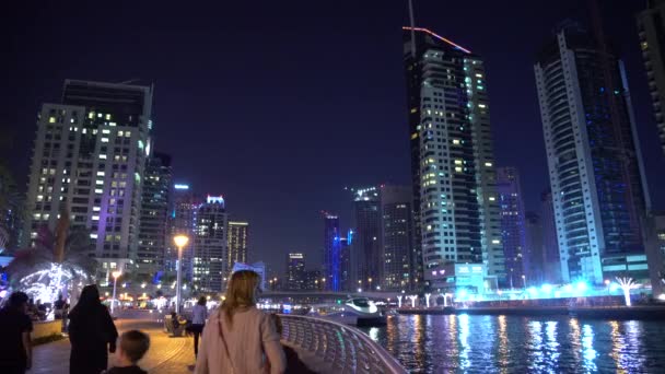 Gece Dubai Limanı Ndaki Rıhtımda Turistler — Stok video