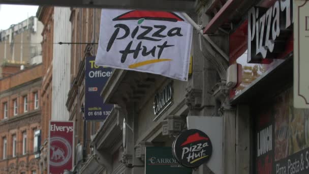 建物内のピザ屋の看板 — ストック動画