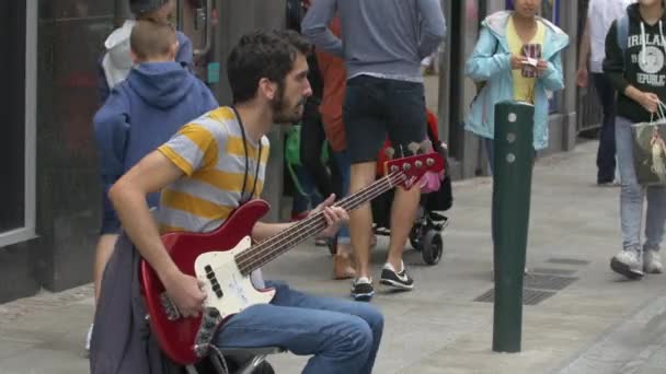 一个年轻人在弹低音吉他 — 图库视频影像