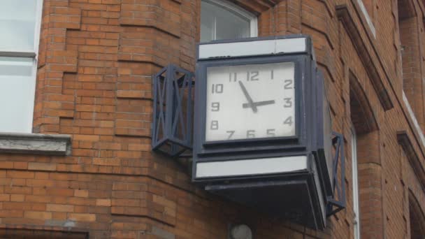 Eine Outdoor Uhr Einer Ziegelmauer — Stockvideo