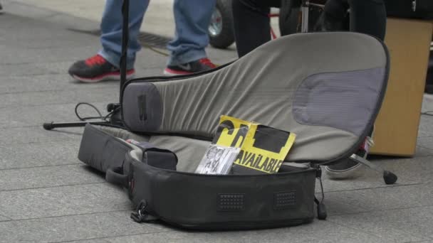 Estuche Guitarra Abierto Una Calle — Vídeos de Stock