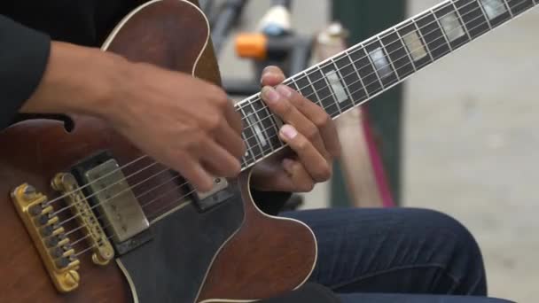 Manos Tocando Guitarra Una Calle — Vídeo de stock