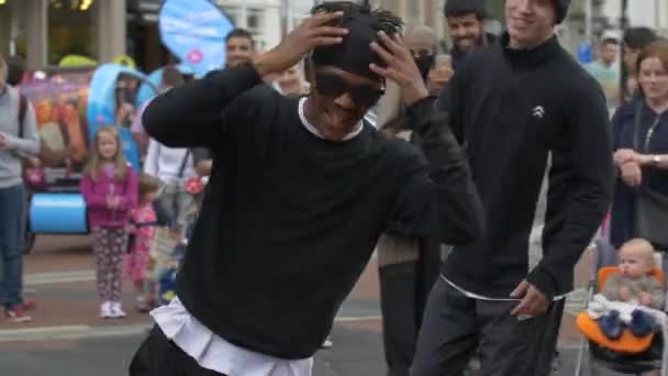 Street Dancers Performing Crowd — Stock Video