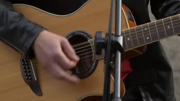 Hombre Tocando Una Guitarra Acústica — Vídeo de stock