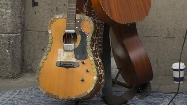 Porte Guitare Dans Une Rue — Video