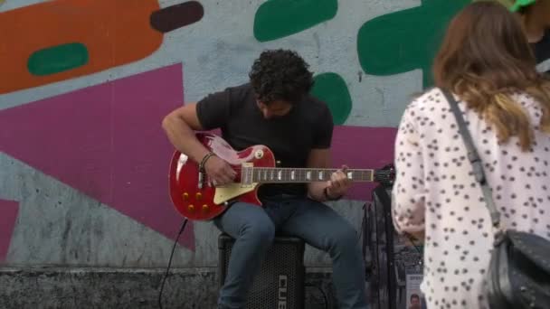 Homem Tocar Guitarra Numa Rua — Vídeo de Stock