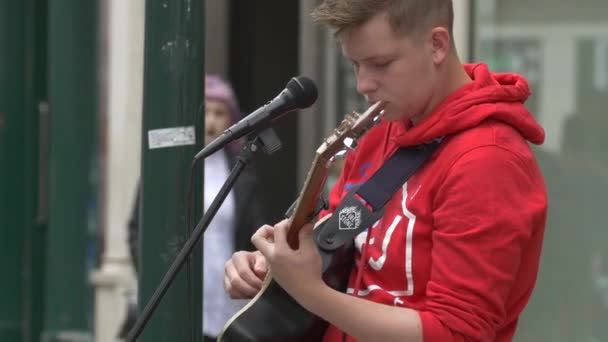 Mladý Pouliční Muzikant Hrající Kytaru — Stock video