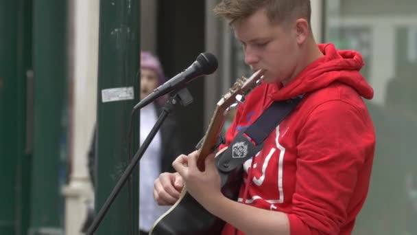 Joven Músico Callejero Tocando Guitarra — Vídeo de stock