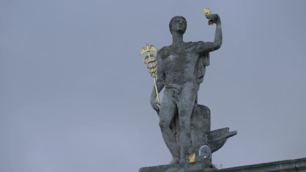 Merkur Statue Auf Einem Gebäude — Stockvideo