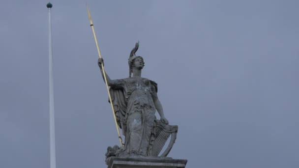 Una Estatua Con Una Lanza Edificio — Vídeo de stock