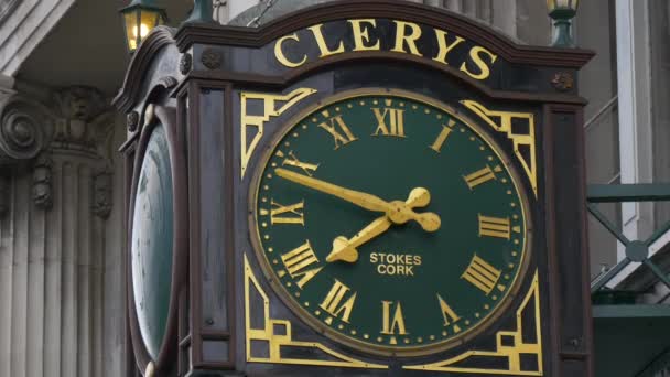 Primer Plano Del Reloj Clerys Dublín — Vídeo de stock